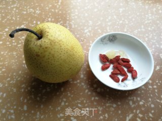 枸杞冰糖炖雪梨的做法步调：1