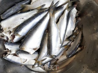 炸小青鱼的做法步调：2