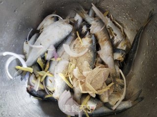 炸小青鱼的做法步调：3