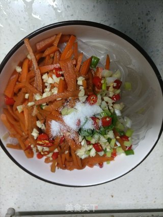 绿豆粉皮拌胡萝卜丝的做法步调：6