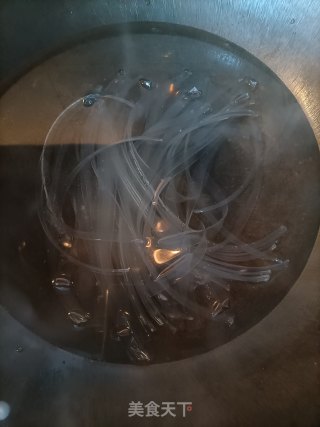 绿豆粉皮拌胡萝卜丝的做法步调：1