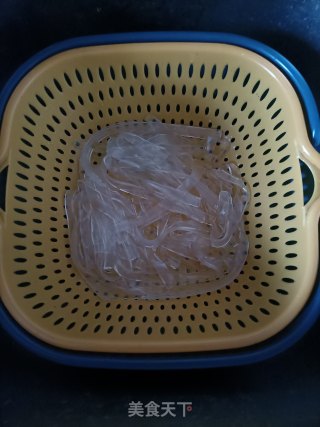 绿豆粉皮拌胡萝卜丝的做法步调：2