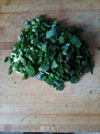 韭菜鸡蛋饼的做法步调：1