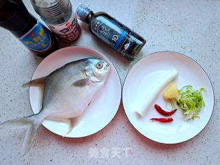 浑蒸金鲳鱼的做法步调：1