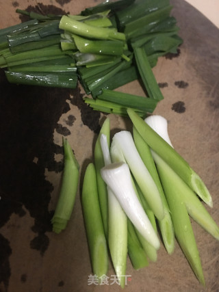 辣椒蒜苗炒鸡丝的做法步调：2
