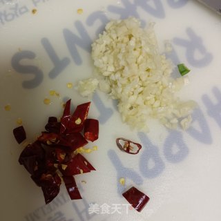 白椒炒奶利剑菜的做法步调：1