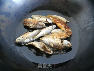 溪鱼烧萝卜丝的做法步调：4