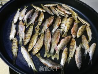 溪鱼烧萝卜丝的做法步调：2