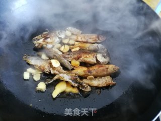 溪鱼烧萝卜丝的做法步调：5