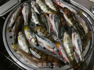 溪鱼烧萝卜丝的做法步调：1