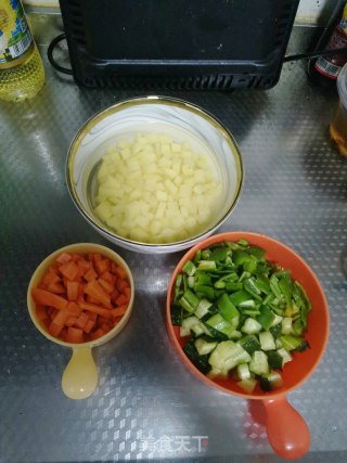 炒四丁的做法步调：1