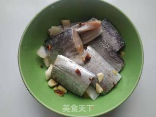 家常烧带鱼的做法步调：2