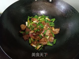 蒜苗回锅肉的做法步调：9