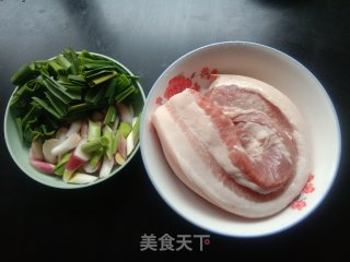 蒜苗回锅肉的做法步调：1