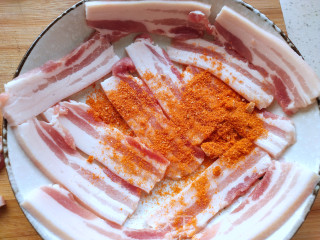 喷鼻煎五花肉的做法步调：2