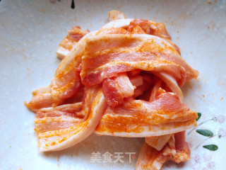喷鼻煎五花肉的做法步调：3