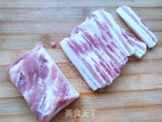 喷鼻煎五花肉的做法步调：1