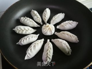 猪肉喷鼻菇利剑菜煎饺的做法步调：3