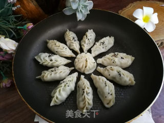 猪肉喷鼻菇利剑菜煎饺的做法步调：5
