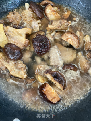 冬菇焖鸭翅的做法步调：12