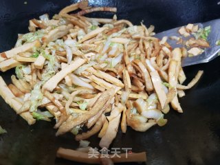 利剑菜豆干炒饼丝的做法步调：6