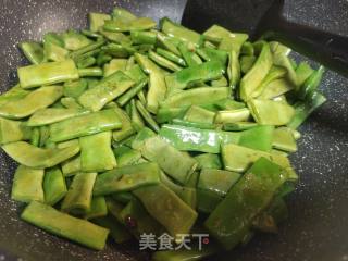 云豆烧腊肉的做法步调：5