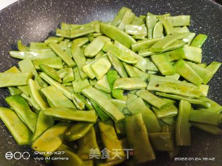 云豆烧腊肉的做法步调：4