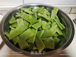 云豆烧腊肉的做法步调：2