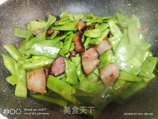 云豆烧腊肉的做法步调：7