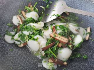 荠菜炒年糕的做法步调：6