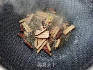 荠菜炒年糕的做法步调：4