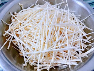 #浑肠食谱#虾仁豆腐金针菇喷鼻菇汤的做法步调：2