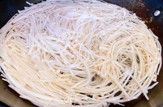 #浑肠食谱#虾仁豆腐金针菇喷鼻菇汤的做法步调：3