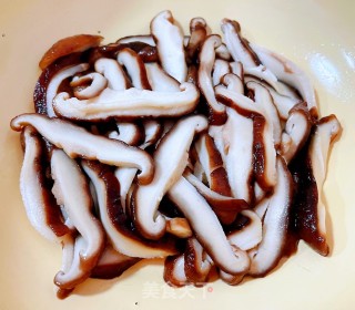 #浑肠食谱#虾仁豆腐金针菇喷鼻菇汤的做法步调：5