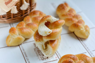 一股辫牛奶里包的做法步调：15