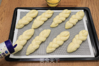 一股辫牛奶里包的做法步调：12