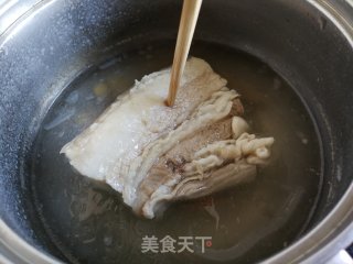 五花肉喷鼻芋煲的做法步调：1
