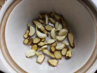 五花肉喷鼻芋煲的做法步调：6
