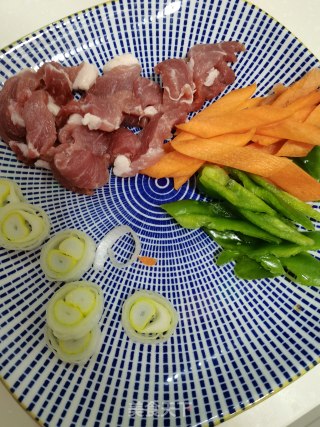 滑子蘑炒肉的做法步调：1