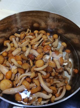 滑子蘑炒肉的做法步调：3