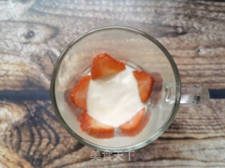 奥利奥草莓奶油酸奶杯的做法步调：4