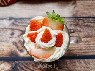 奥利奥草莓奶油酸奶杯的做法步调：10