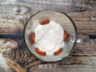 奥利奥草莓奶油酸奶杯的做法步调：6