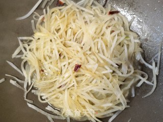 茶油炒利剑萝卜丝的做法步调：7