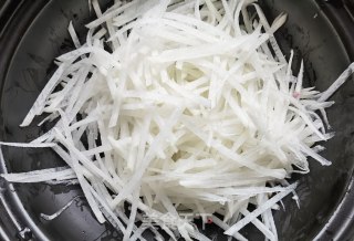 茶油炒利剑萝卜丝的做法步调：2