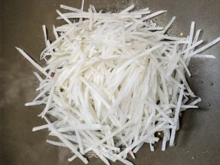茶油炒利剑萝卜丝的做法步调：4