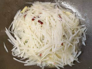 茶油炒利剑萝卜丝的做法步调：5