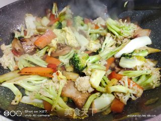 五花肉炒西蓝花花菜的做法步调：7