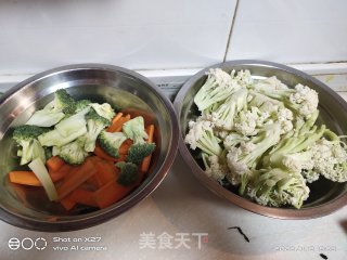 五花肉炒西蓝花花菜的做法步调：2