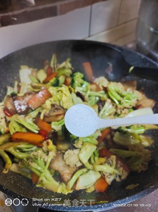 五花肉炒西蓝花花菜的做法步调：6